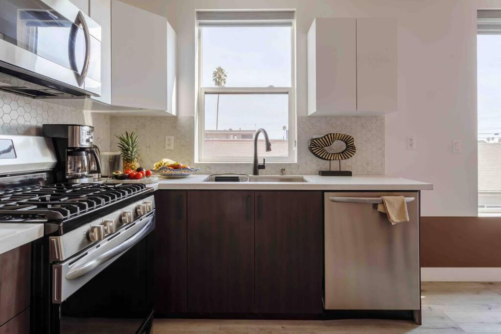 Вілла Stunning Hollywood Townhouse With Sunny Views Лос-Анджелес Екстер'єр фото